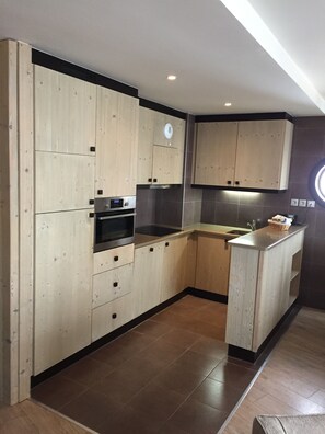 ثلاجة، ميكروويف، فرن، موقد طهي مسطح