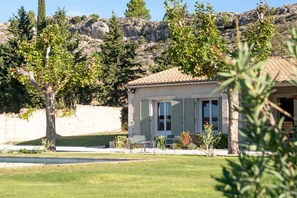 Property grounds - Maison Violette Paradou - pool - garden (Paradou)