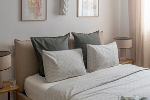 3 bedrooms, desk, iron/ironing board, travel cot - Maison Violette Paradou - pool - garden (Paradou)