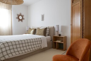 3 habitaciones, escritorio y tabla de planchar con plancha