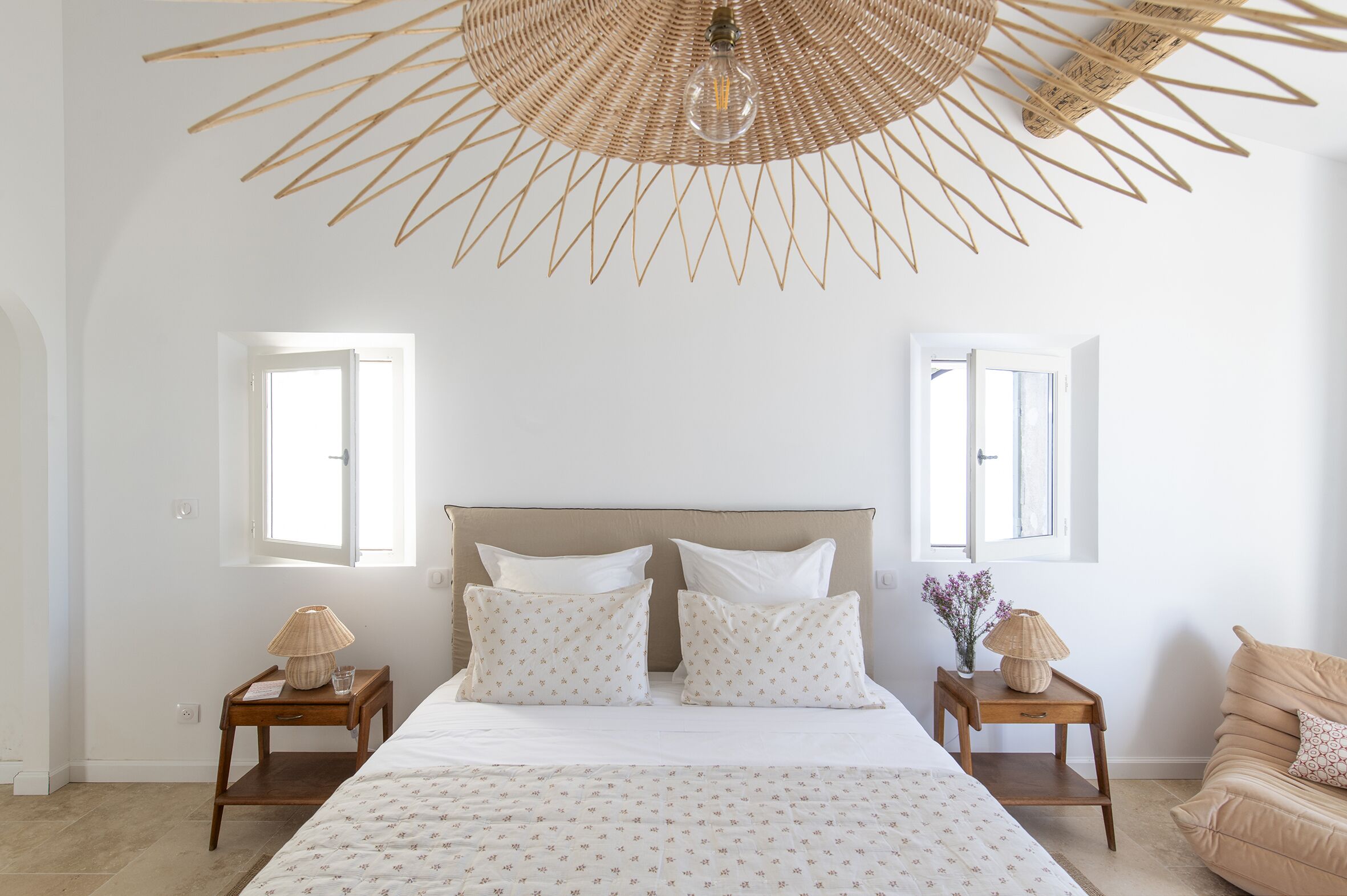 3 habitaciones, escritorio y tabla de planchar con plancha 