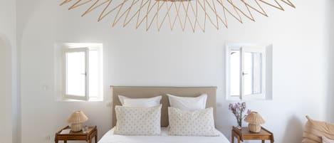 3 habitaciones, escritorio y tabla de planchar con plancha