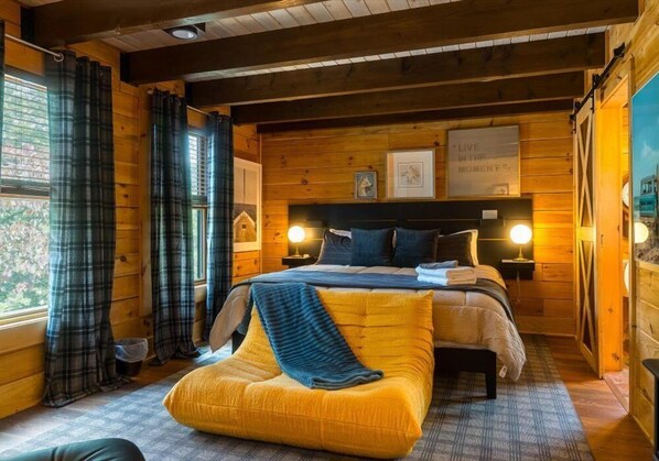 6 bedrooms, desk, WiFi, bed sheets
