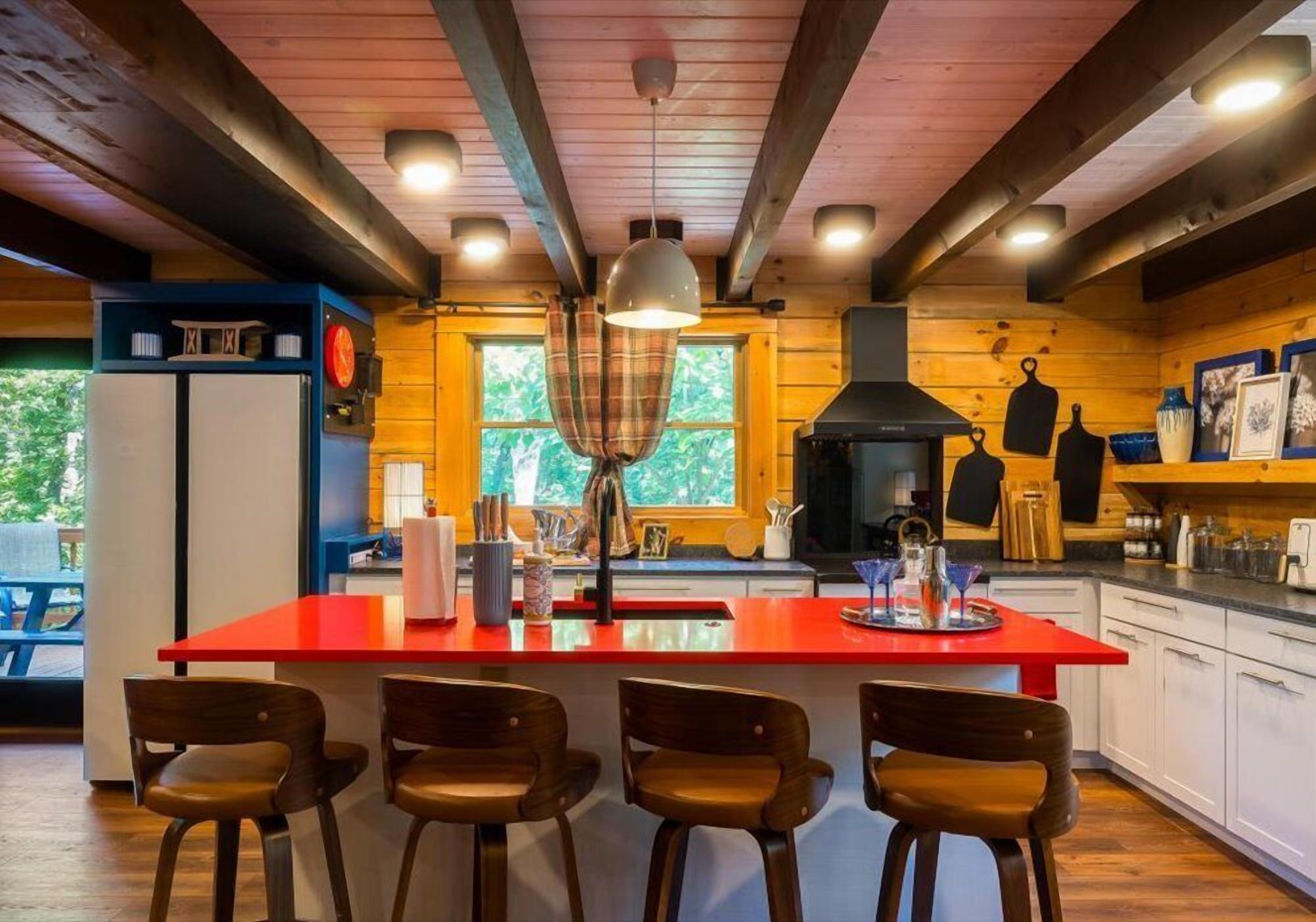 Réfrigérateur, four à micro-ondes, un four, surface de cuisson