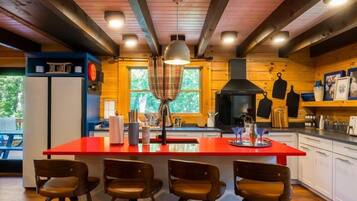 Réfrigérateur, four à micro-ondes, un four, surface de cuisson