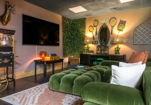 Smart TV, fireplace