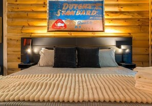 6 bedrooms, desk, WiFi, bed sheets