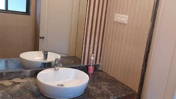 Apartamento familiar, 3 habitaciones, balcón | Baño | Ducha, toallas, jabón y champú