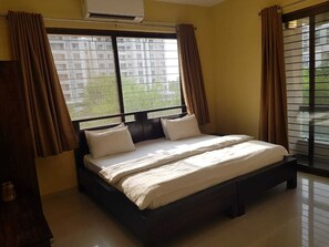 Laptop workspace, blackout drapes, iron/ironing board, free WiFi