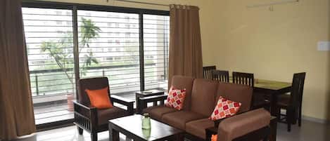 Appartement Familial, 3 chambres, balcon | Coin séjour | TV connectée de 36 pouces avec chaînes par satellite