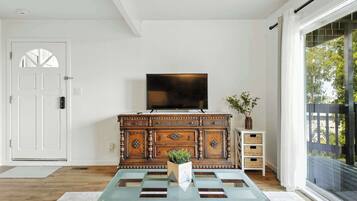 House (3 Bedrooms) | Living area | 43-inch flat-screen TV with cable channels