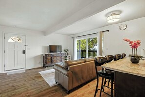 In-room dining - @ Marbella Lane - Natural Bayview Escape Near SFO (Daly City)