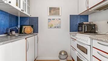 Køleskab, mikrobølgeovn, opvaskemaskine, køkkentøj/tallerkener/redskaber