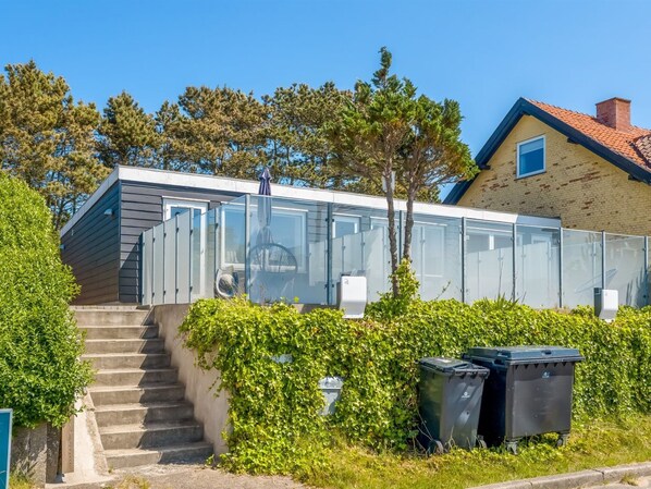 A modern house with a glass extension, a staircase, and two black trash bins. - "Sibyll" - 2km from the sea by Interhome (Skagen)