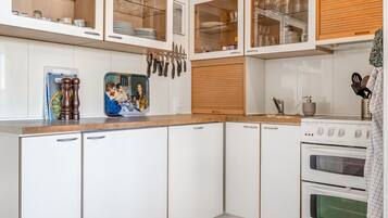 Køleskab, mikrobølgeovn, opvaskemaskine, køkkentøj/tallerkener/redskaber