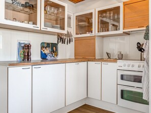 Refrigerador, microondas, lavavajillas y utensilios de cocina