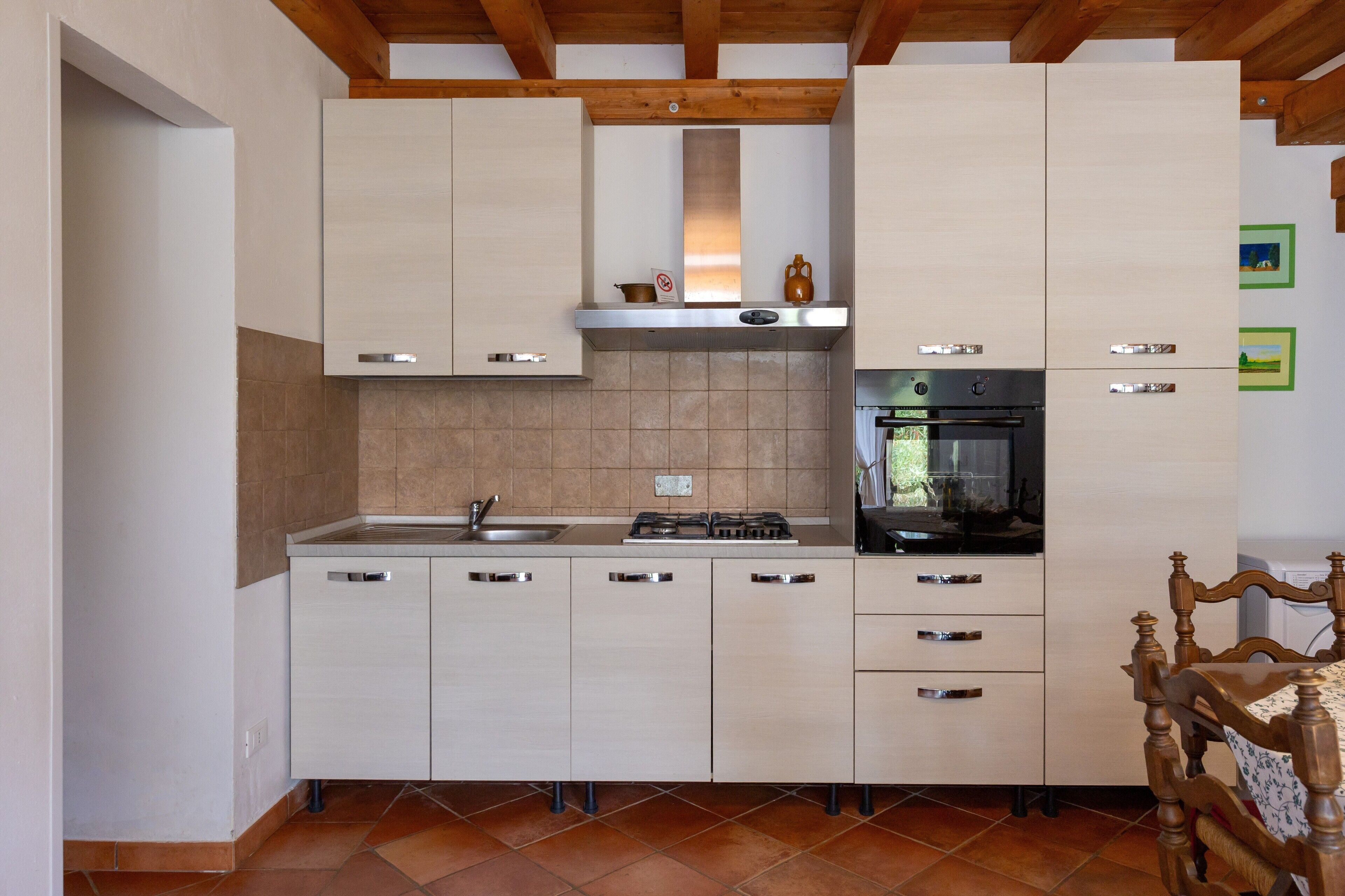 Refrigerador, horno, placa de cocina, silla alta para bebés