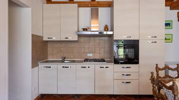 Refrigerador, horno, placa de cocina, silla alta para bebés