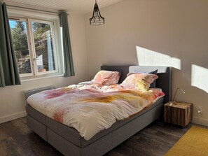 2 bedrooms, iron/ironing board, free WiFi, bed sheets