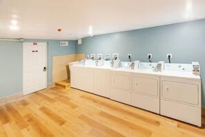 Spa - 3. Lux 1BR–Prime Location: Fishtown & Center City! (Philadelphia)