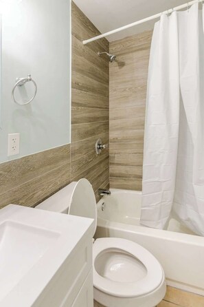 Shower, hair dryer, towels - Mins to Fishtown & Center City | GlobeNest (Philadelphia)