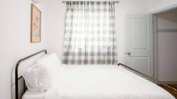 2 habitaciones, tabla de planchar con plancha, wifi y ropa de cama