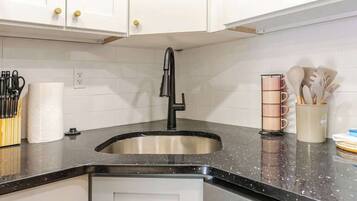 Regadera, secadora de cabello, toallas