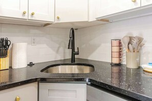 Shower, hair dryer, towels - Mins to Fishtown & Center City | GlobeNest (Philadelphia)