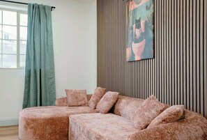 TV - Mins to Fishtown & Center City | GlobeNest (Philadelphia)