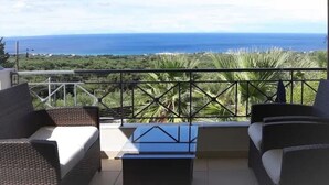 A balcony with wicker furniture and a view of the ocean. - Family villa Keshi - not far from Tsilivi beach (Tragaki)