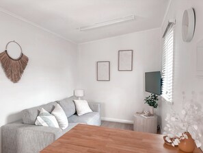 Smart TV, books - Kangaroo Island Coastal Cottage – Peaceful Stay Near Beach & Sights (Brownlow KI)