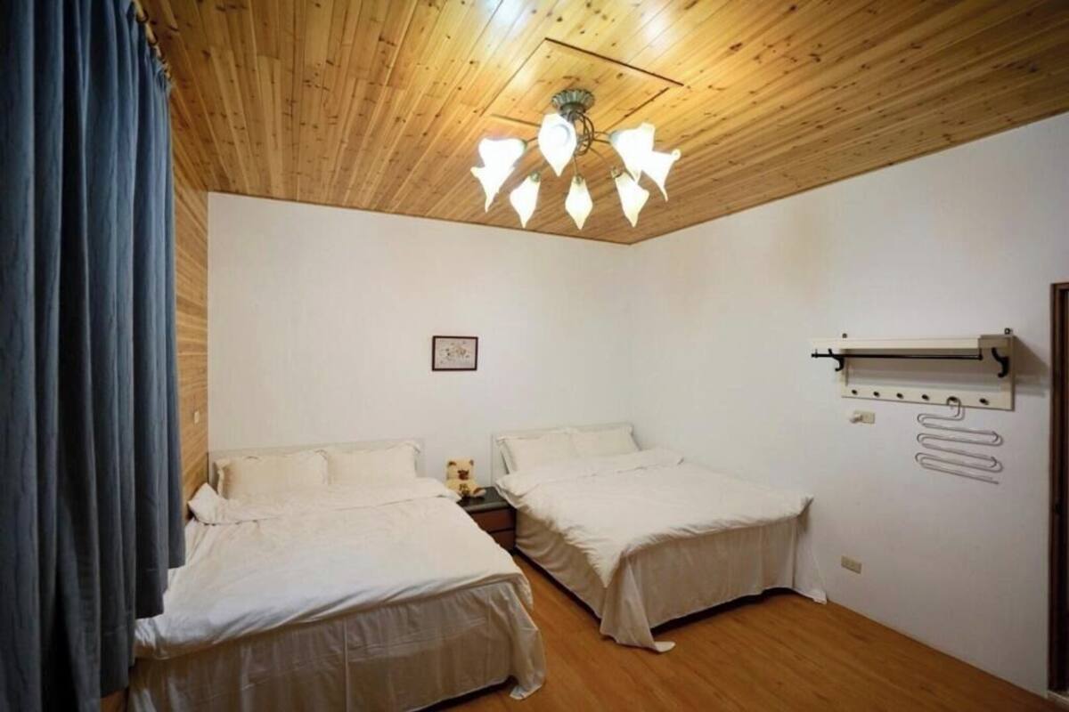 Family Room, Mountain View | Blackout drapes, free WiFi, bed sheets