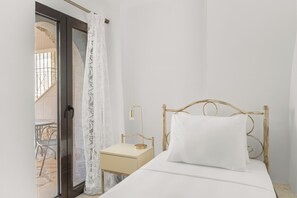 Deluxe Studio, Multiple Beds, Balcony, City View | Iron/ironing board, free WiFi