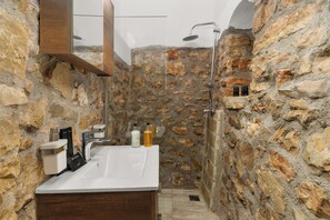Deluxe-Studio, Balkon, Stadtblick | Badezimmer