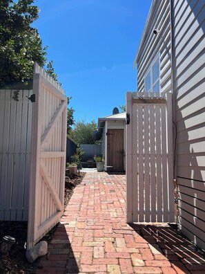 المنطقة المحيطة بالمنشأة