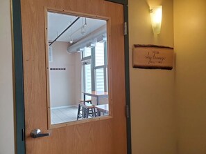 Interior - 2-bedroom condo in perfect Chicago with WiFi, AC. Start your getaway (Chicago)