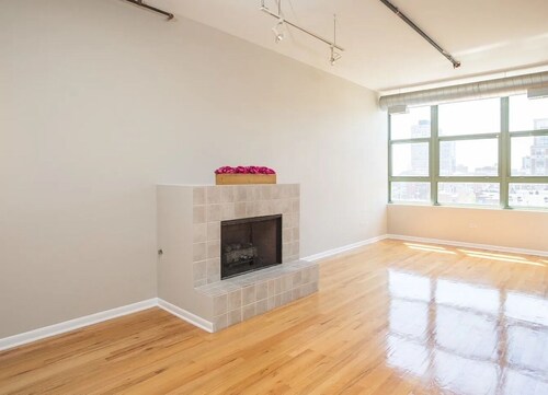 2-bedroom condo in perfect Chicago with WiFi, AC. Start your getaway
