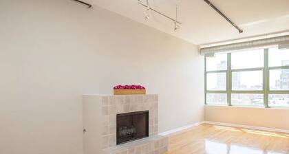 2-bedroom condo in perfect Chicago with WiFi, AC. Start your getaway