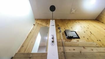 Suite | Bathroom | Combined shower/bathtub, hair dryer, towels, soap