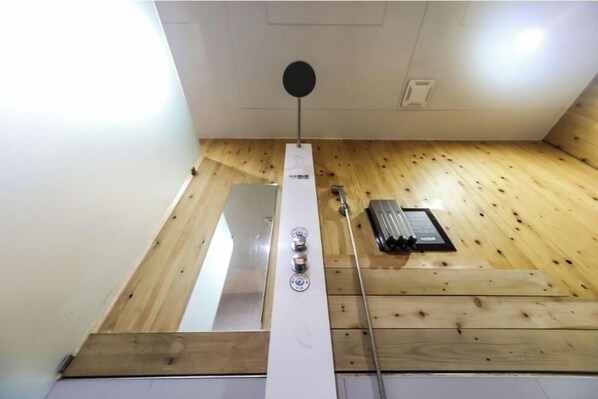 Suite | Salle de bain | Ensemble douche/baignoire, sèche-cheveux, serviettes fournies, savon