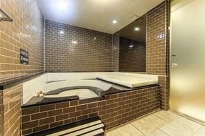 Phòng Suite dành cho gia đình | Phòng tắm | Vòi sen/bồn tắm kết hợp, máy sấy tóc, khăn tắm, xà phòng