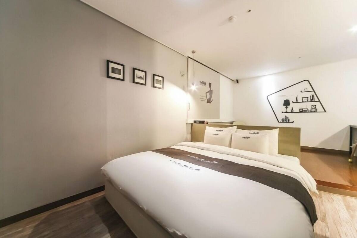 Suite | Hypo-allergenic bedding, individually decorated, individually furnished