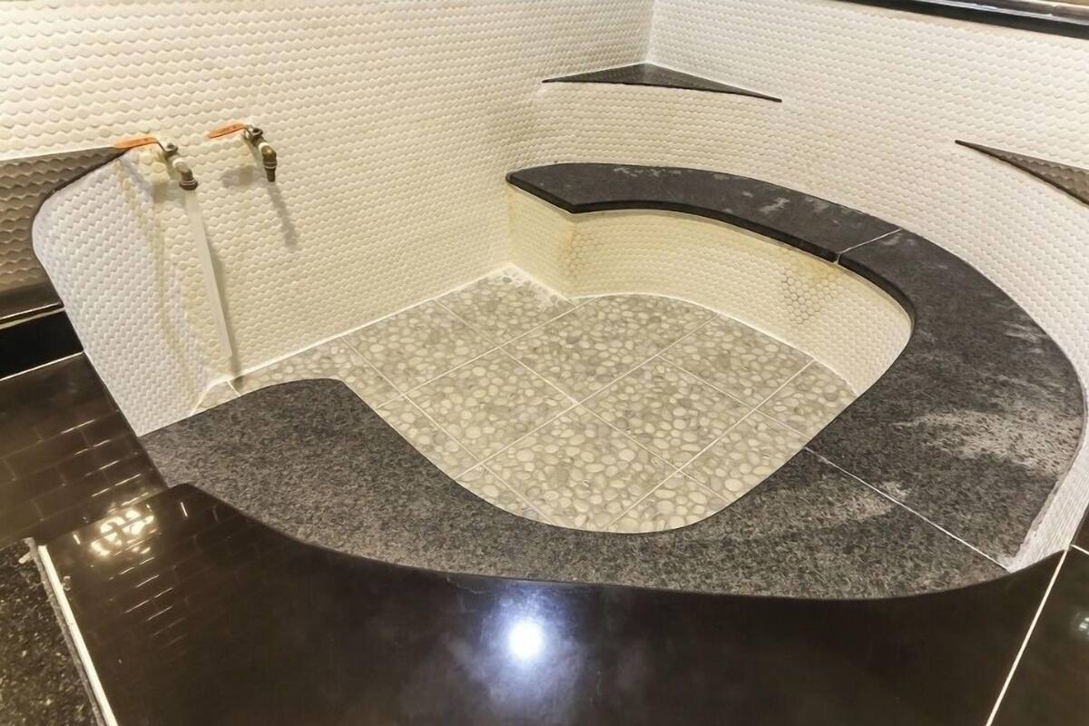 Family Suite | Bathroom | Combined shower/tub, hair dryer, towels, soap