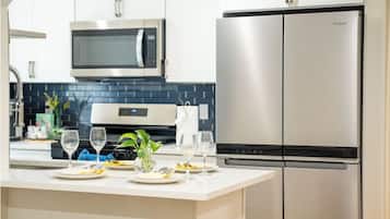 Réfrigérateur, micro-ondes, four, plaque de cuisson