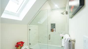 Secador de pelo, toallas, jabón, shampoo