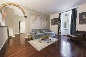 TV - Florence Central Suite 1 by MMega (Florence)