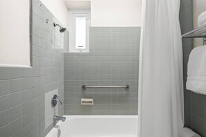 Dusche, Haartrockner, Shampoo