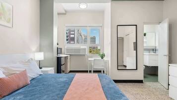 1 habitación, tabla de planchar con plancha y cuna de viaje