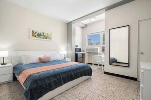 1 habitación, tabla de planchar con plancha y cuna de viaje 