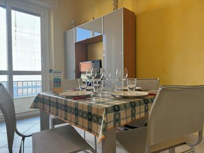 Apartment, 1 Schlafzimmer, Balkon | Wohnbereich | 30-Zoll-Fernseher mit Satellitenempfang